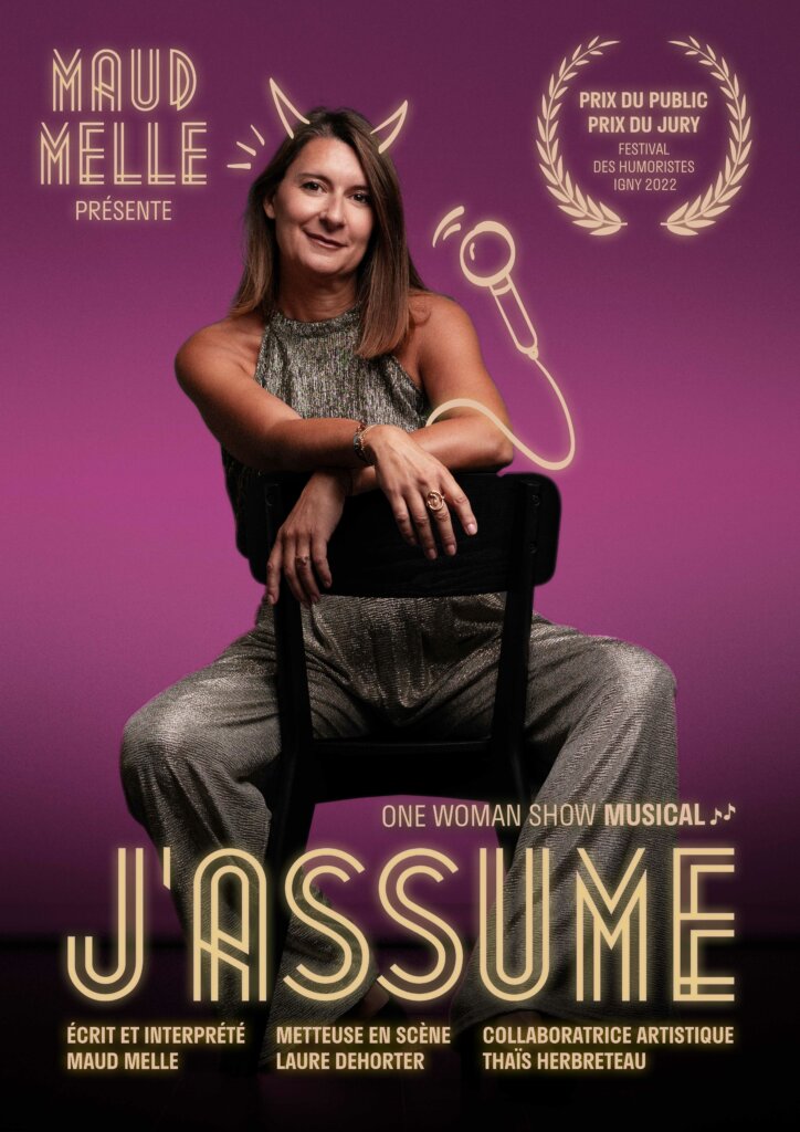 Affiche du one-woman show de Maud Melle dans "J'assume"