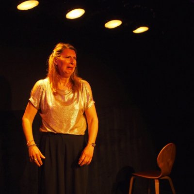 Photos de Maud Mellé dans son one-woman-show "J'assume"