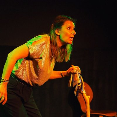 Photos de Maud Mellé dans son one-woman-show "J'assume"