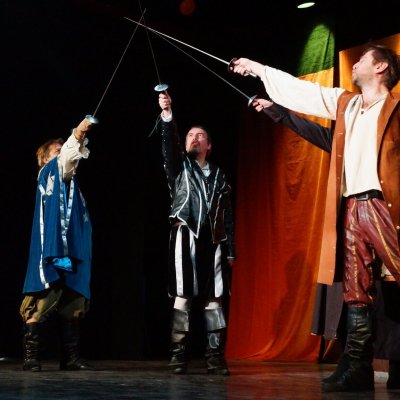 Photo de la comédie "Les 3 Mousquetaires environ..."